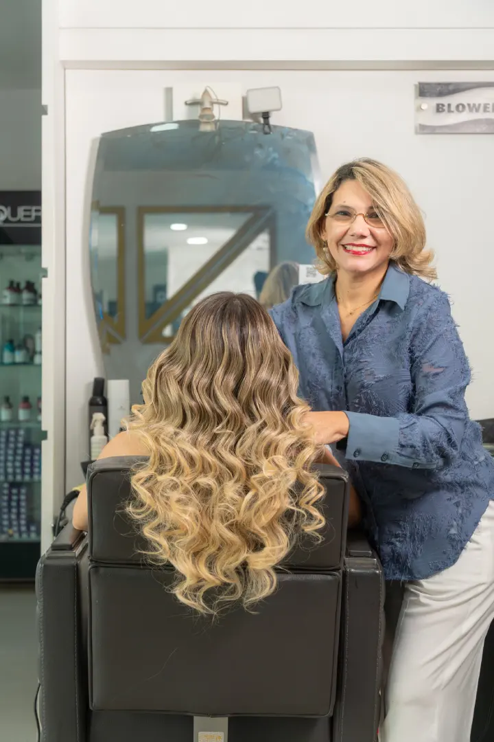 Estilista realizando un cepillado profesional en el salón Mónica Cruz en Cartagena