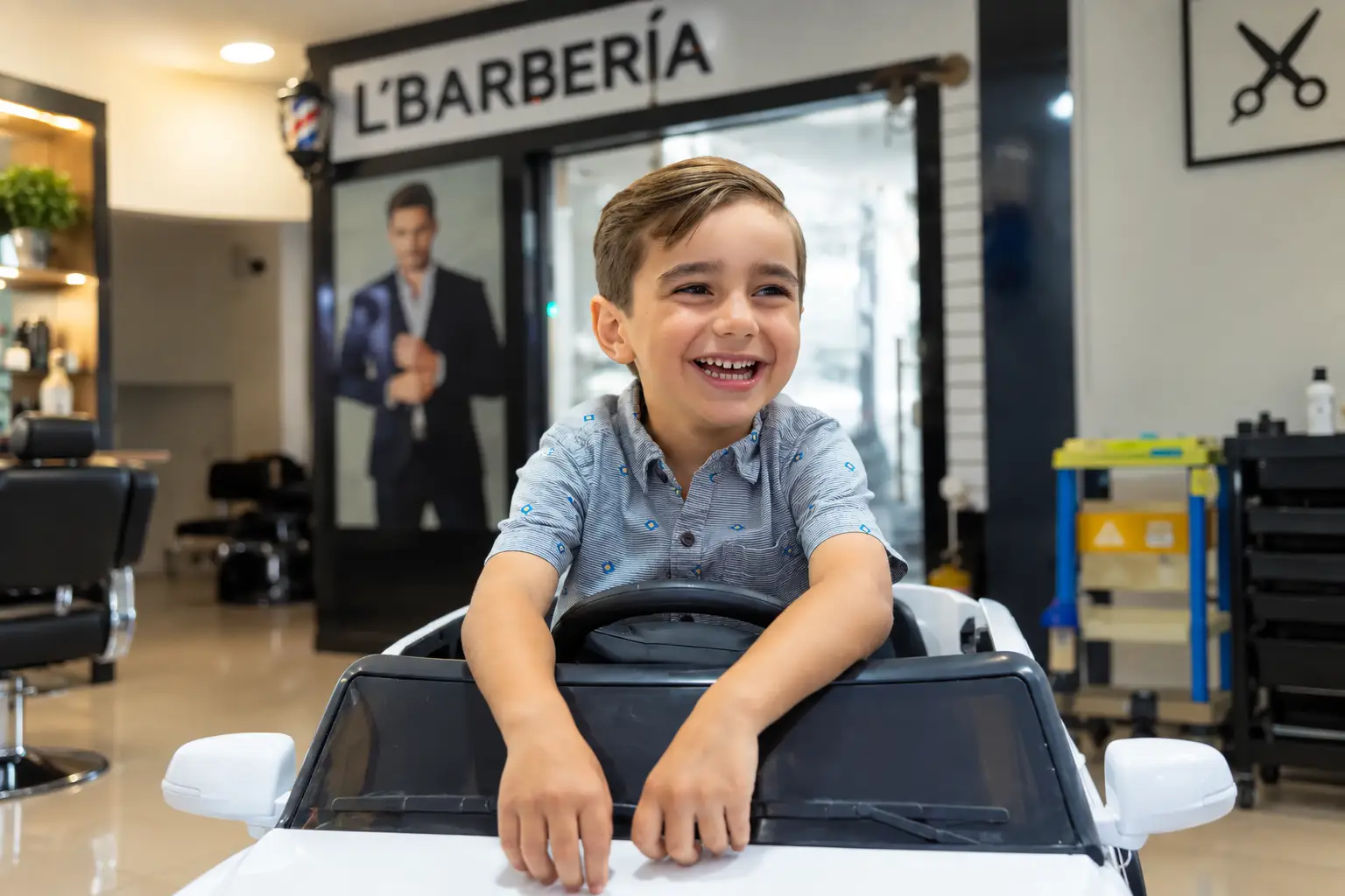 Corte de cabello infantil en la zona kids del salón Mónica Cruz en Cartagena