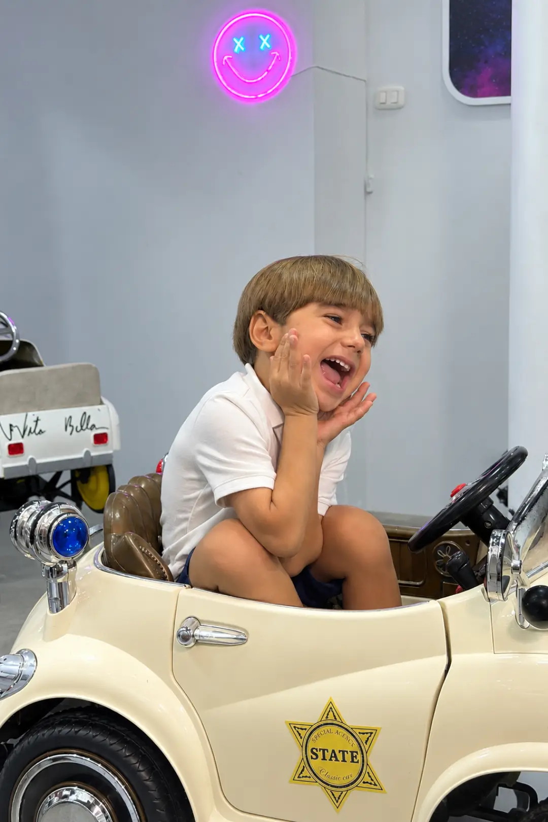 Niño feliz con su corte de cabello en Mónica Cruz Kids