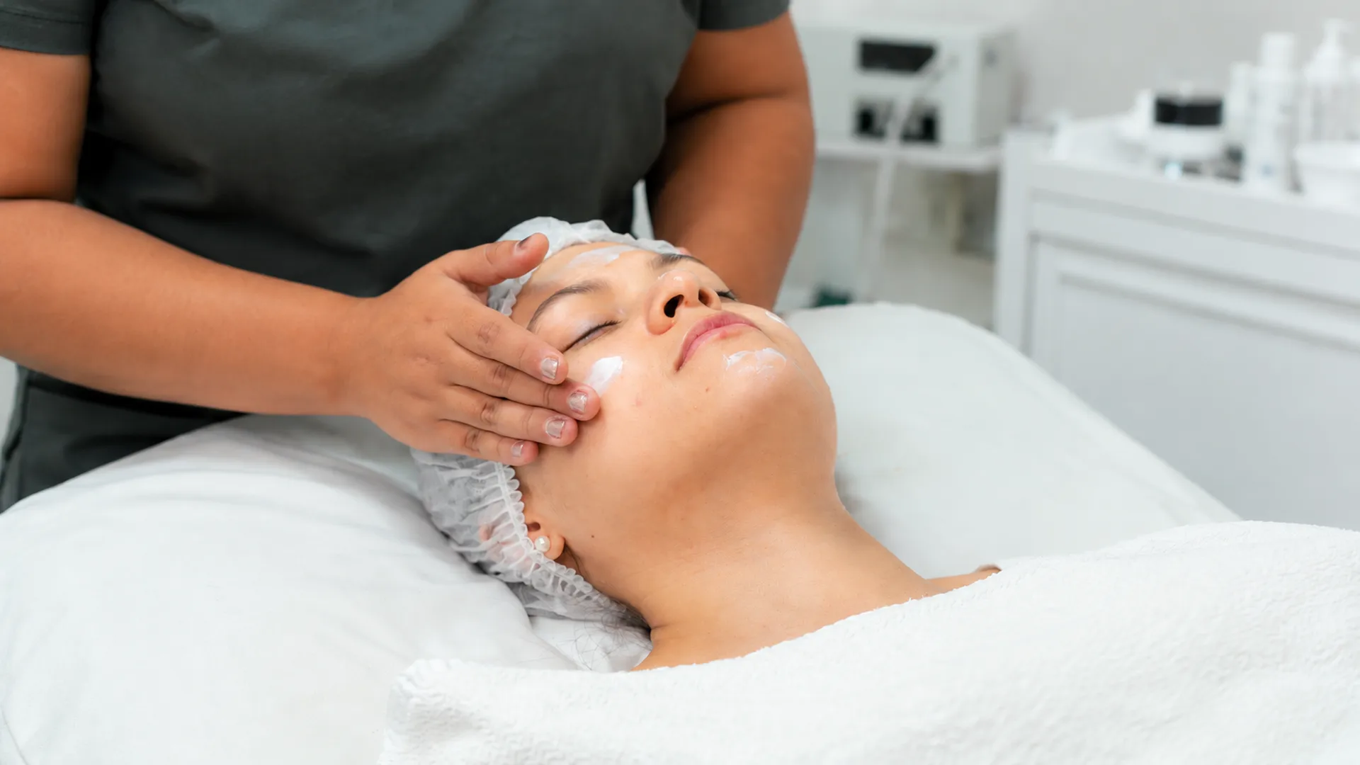 Servicio de estetica facial, corporal y spa en Mónica Cruz