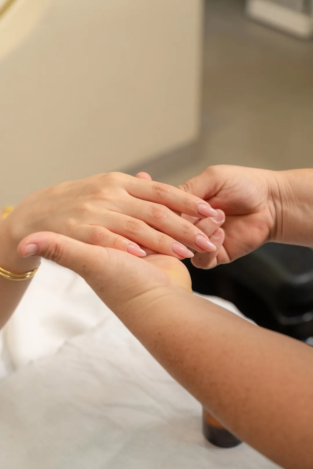 Micro-French Manicure en Uñas Almendradas
