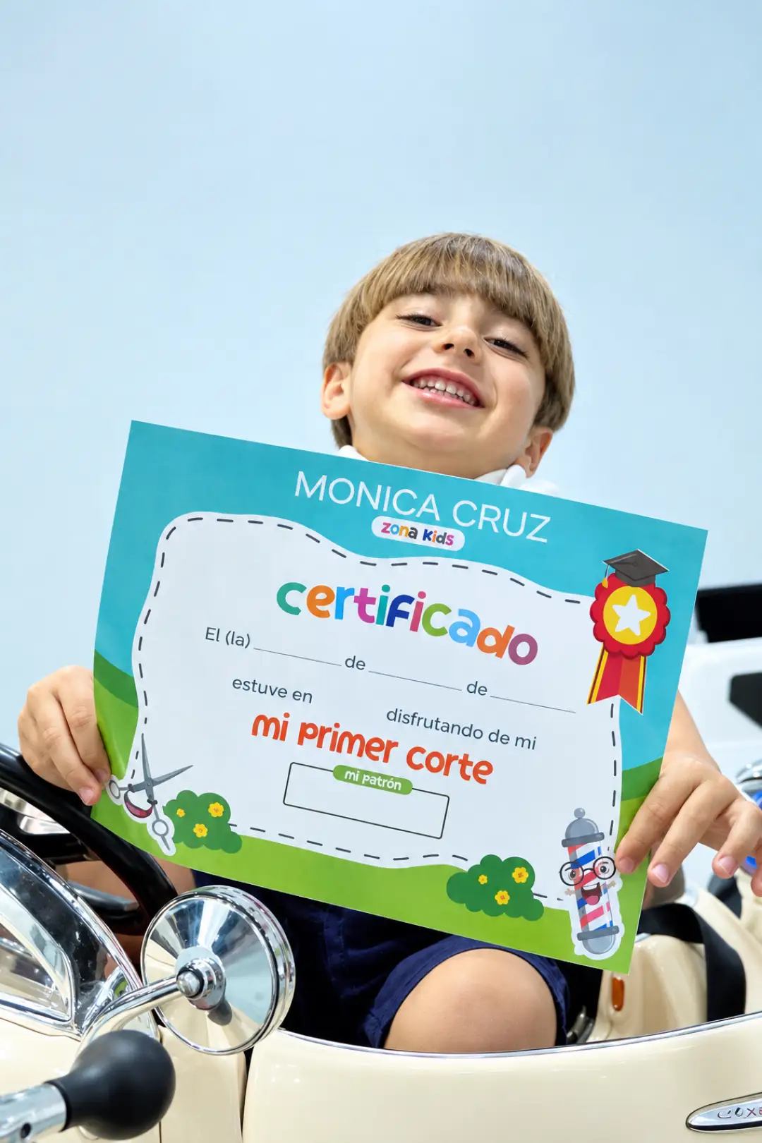 Niño con su certificado de primer corte de cabello en Mónica Cruz Kids